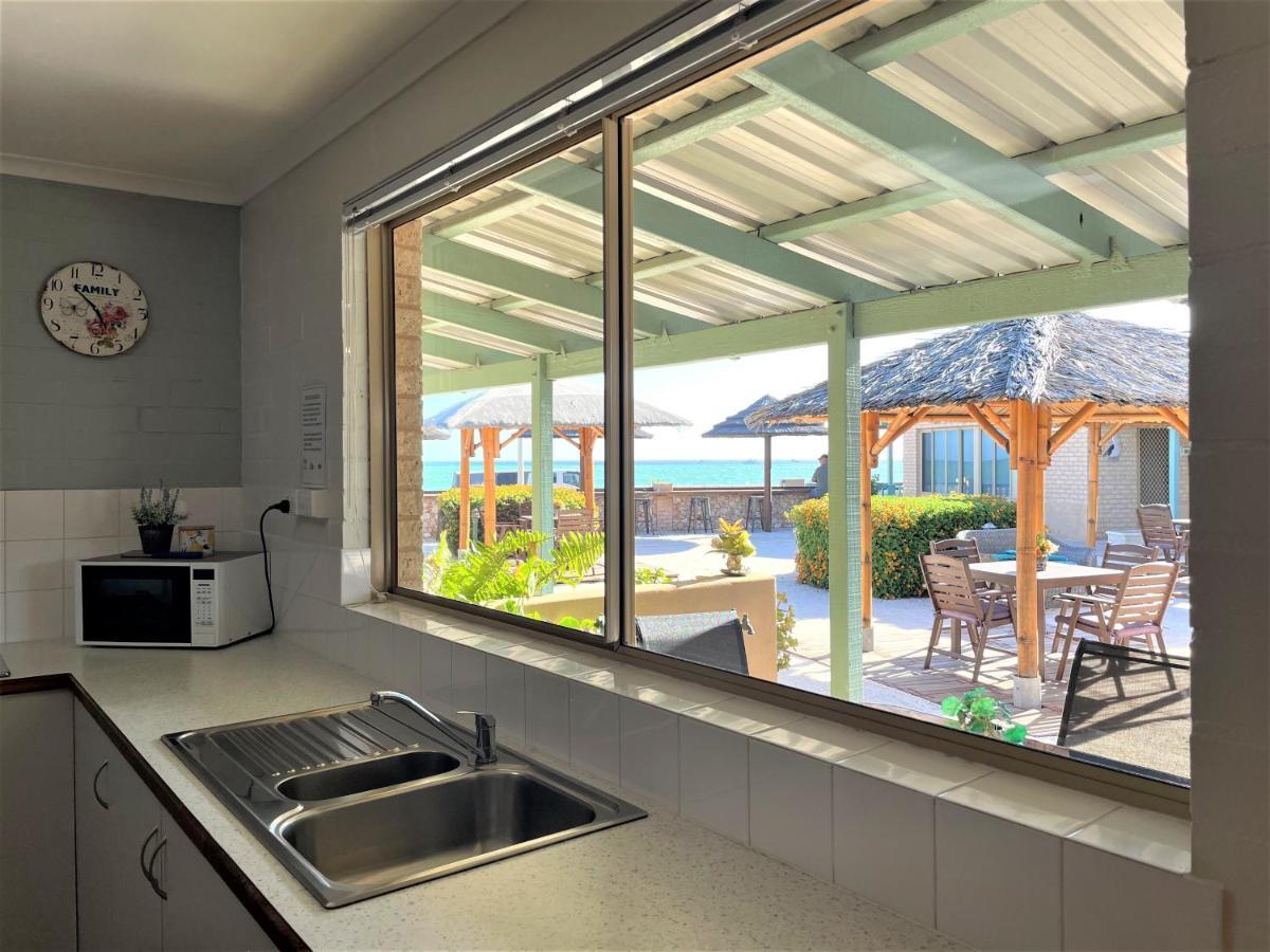 Shark Bay Seafront Apartments Denham Kültér fotó