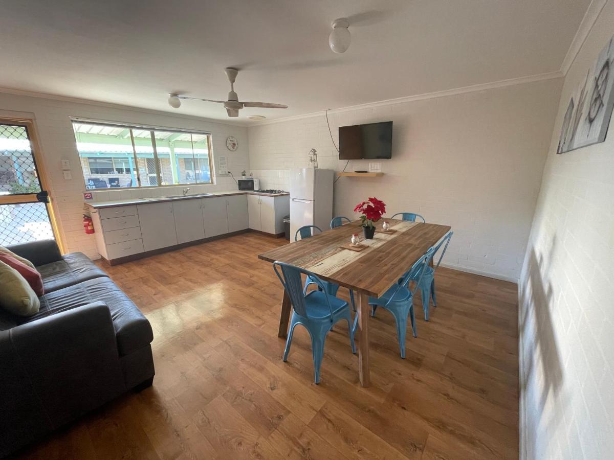 Shark Bay Seafront Apartments Denham Kültér fotó