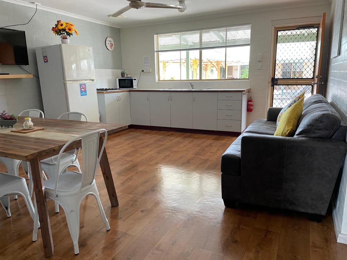 Shark Bay Seafront Apartments Denham Kültér fotó