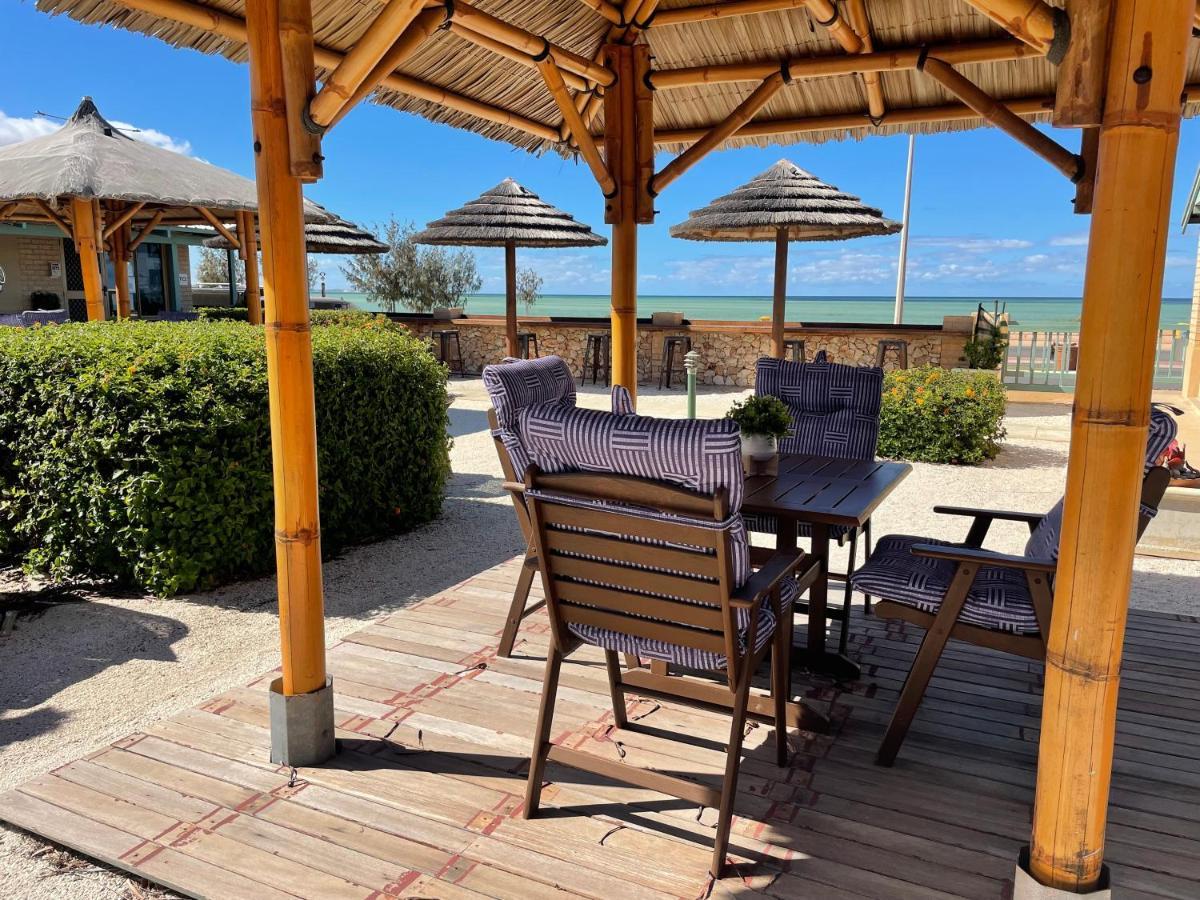 Shark Bay Seafront Apartments Denham Kültér fotó