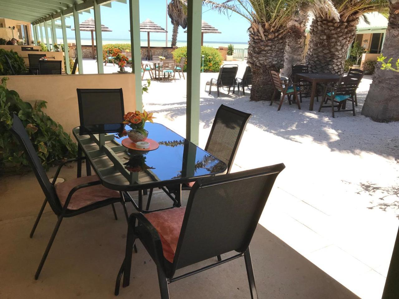 Shark Bay Seafront Apartments Denham Kültér fotó