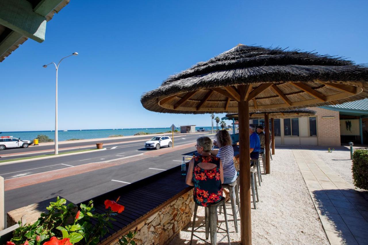 Shark Bay Seafront Apartments Denham Kültér fotó
