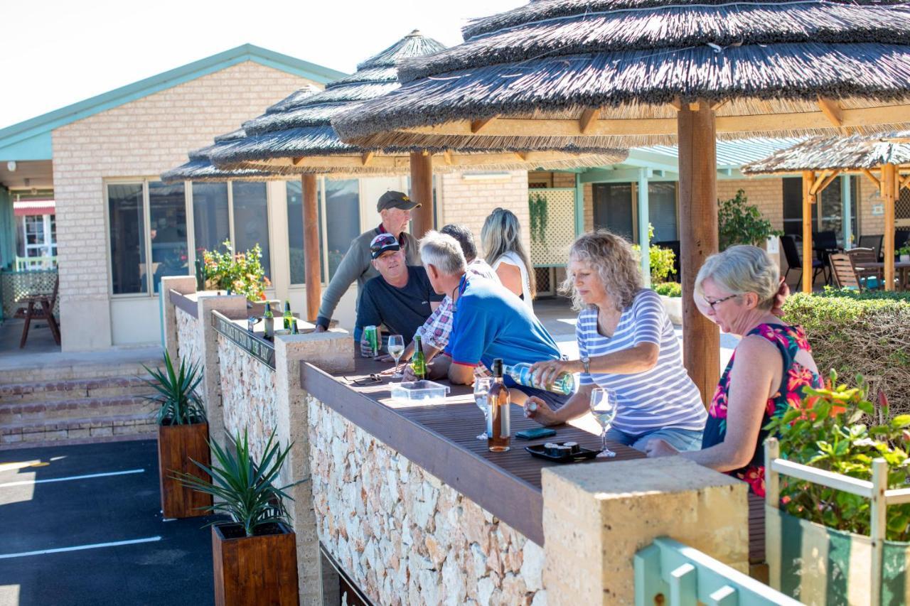 Shark Bay Seafront Apartments Denham Kültér fotó