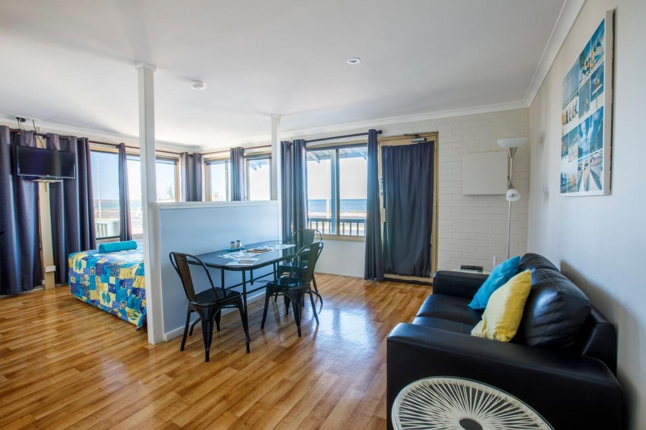 Shark Bay Seafront Apartments Denham Kültér fotó