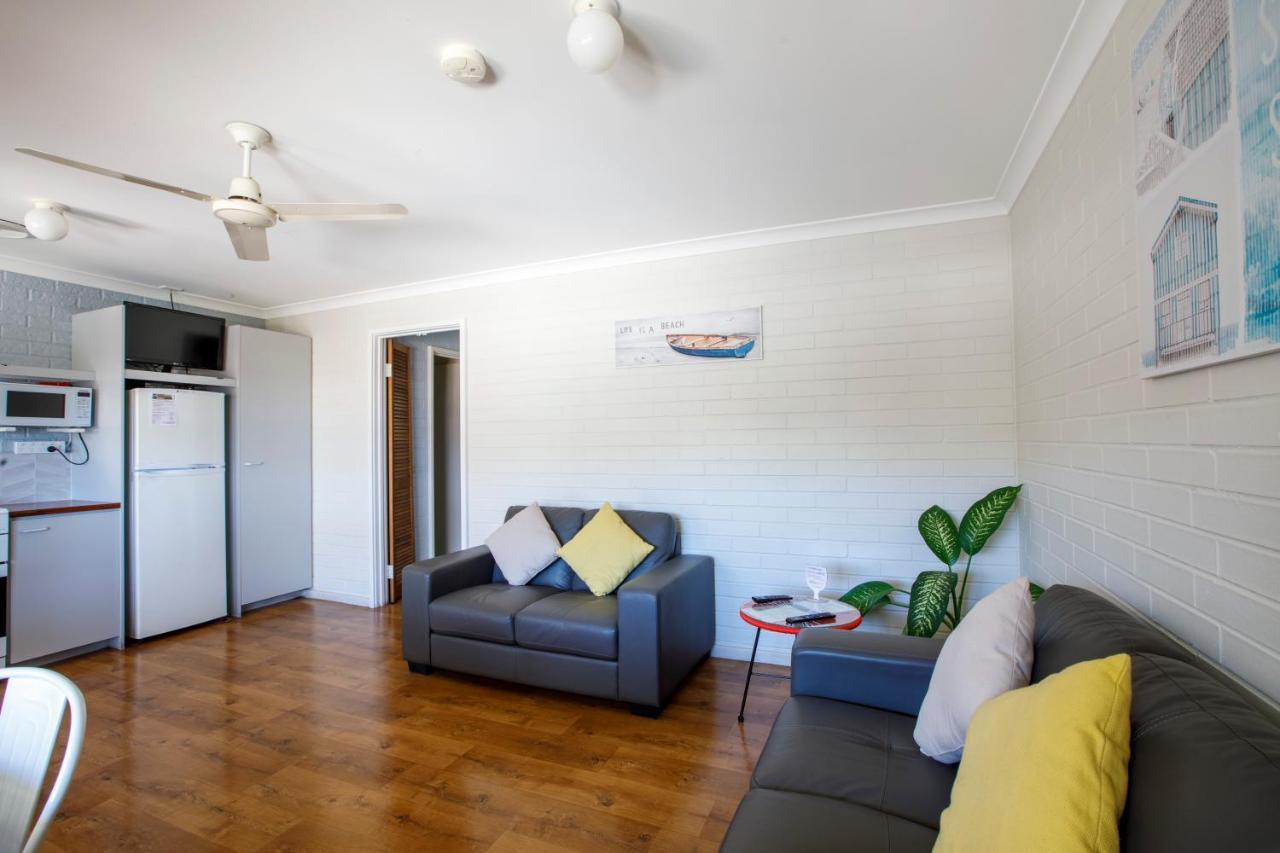 Shark Bay Seafront Apartments Denham Kültér fotó
