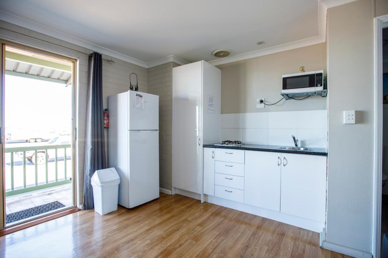 Shark Bay Seafront Apartments Denham Kültér fotó